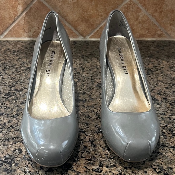 Steve Madden Shoes - Steve Madden Grey Patent Leather Getta Pump - Size 7.5